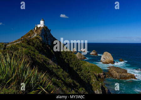 Nugget Point Lighthouse avec vue sur la mer et ciel flou, île du Sud, Nouvelle-Zélande Banque D'Images