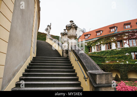 Prague, le 18 septembre 2017 : un escalier médiéval dans un jardin ou parc à côté de les maisons traditionnelles de plantes plantées à Prague en République tchèque. L'architecture traditionnelle tchèque Banque D'Images