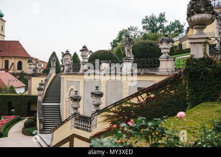 Prague, le 18 septembre 2017 : un escalier médiéval dans un jardin ou parc à côté de les maisons traditionnelles de plantes plantées à Prague en République tchèque. L'architecture traditionnelle tchèque Banque D'Images