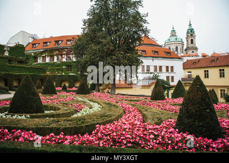 Prague, le 18 septembre 2017 : maisons traditionnelles retors avec des plantes près du jardin Vrbov à Prague en République tchèque. L'architecture traditionnelle tchèque Banque D'Images