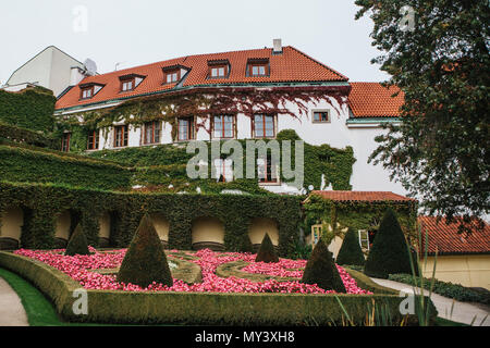 Prague, le 18 septembre 2017 : maisons traditionnelles retors avec des plantes près du jardin Vrbov à Prague en République tchèque. L'architecture traditionnelle tchèque Banque D'Images