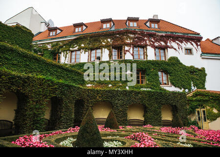 Prague, le 18 septembre 2017 : maisons traditionnelles retors avec des plantes près du jardin Vrbov à Prague en République tchèque. L'architecture traditionnelle tchèque Banque D'Images