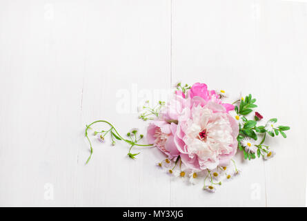 Bouquet de belles pivoines rose blanche sur fond de bois. Vue d'en haut. Copy space Banque D'Images