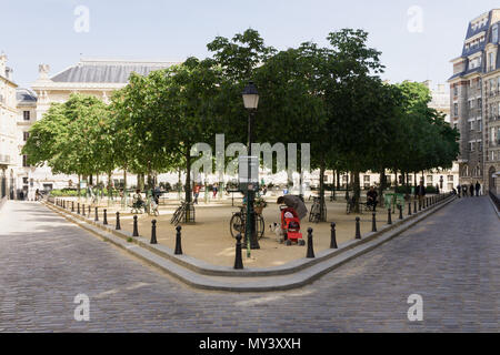 La Place Dauphine est un square situé sur l'Ile de la Cité à Paris, France. Banque D'Images