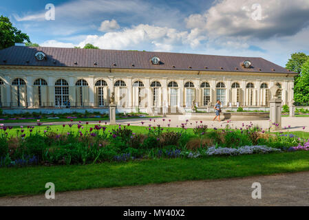 Parc Lazienki Varsovie, vue sur le bâtiment et le jardin de l'ancienne Orangerie dans le parc Lazienki, Varsovie, Pologne. Banque D'Images