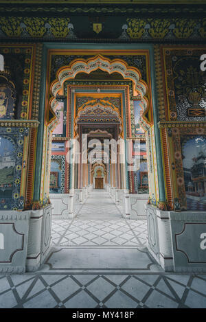 De belles arcades Jawahar Circle peint à Jaipur, Rajasthan Banque D'Images