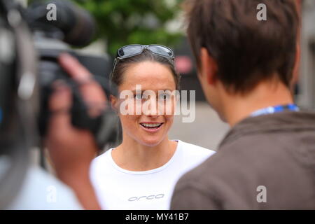 Dextro Energy triathlon ITU World Championship Hyde Park London Bus Tour Emma Moffatt de l'Australie donne des entrevues avec les médias, à Westminster, Londres 23 Juillet 2010 Banque D'Images