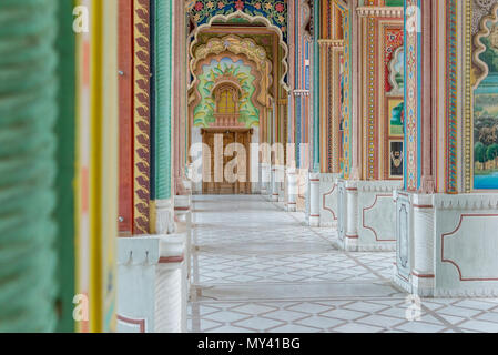 De belles arcades Jawahar Circle peint à Jaipur, Rajasthan Banque D'Images