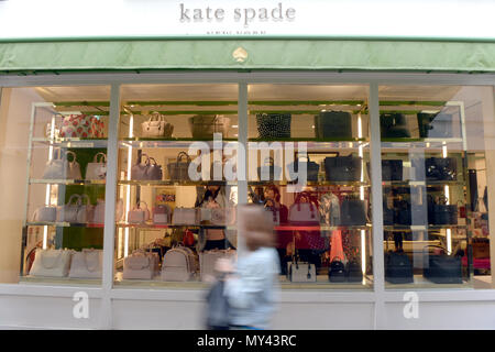 Kate Spade une boutique de Londres. Le créateur de mode Américain, Kate Spade, 55 ans, a été retrouvé mort dans son appartement à New York le mardi à la suite d'un suicide apparent, responsables de l'application de la loi dit. Banque D'Images