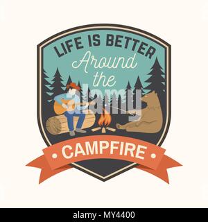 La vie est meilleure autour du feu. Vector illustration. Concept pour chemise ou d'un logo, d'impression, de timbres ou de pièce en t. Typographie vintage design avec feu de camp, l'ours, l'homme à la guitare et silhouette de la forêt. Illustration de Vecteur