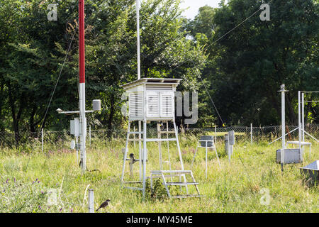 Station météo pour surveiller la pression de l'air ambiant, l'humidité, la température dans la forêt dans la nature. Image concept de météorologie Banque D'Images