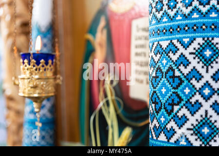 Serviettes brodées, comme une parure d'une icône dans une église chrétienne. Un fond avec lampe de sanctuaire Banque D'Images