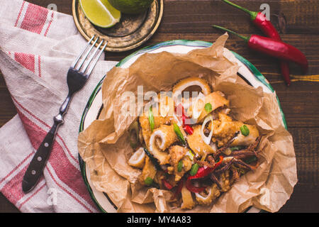 Calamars Calamars tentacule avec piment, sur fond de bois rustique Banque D'Images