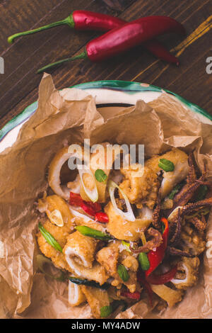 Calamars Calamars tentacule avec piment, sur fond de bois rustique Banque D'Images