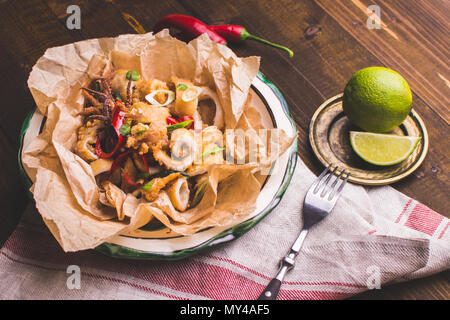 Calamars Calamars tentacule avec piment, sur fond de bois rustique Banque D'Images