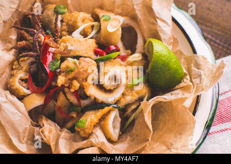 Calamars Calamars tentacule avec piment, sur fond de bois rustique Banque D'Images