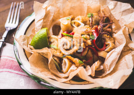 Calamars Calamars tentacule avec piment, sur fond de bois rustique Banque D'Images