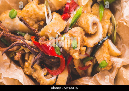 Calamars Calamars tentacule avec piment, sur fond de bois rustique Banque D'Images