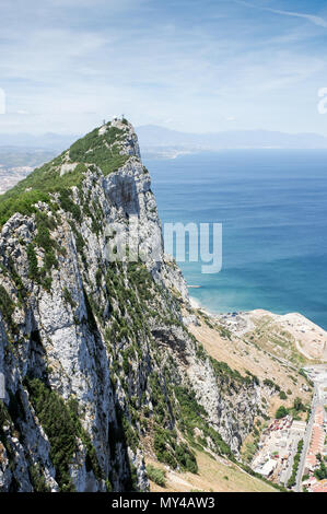Le rocher de Gibraltar vu de la plate-forme d'observation à la station du téléphérique Banque D'Images