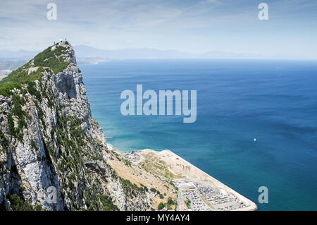 Le rocher de Gibraltar vu de la plate-forme d'observation à la station du téléphérique Banque D'Images