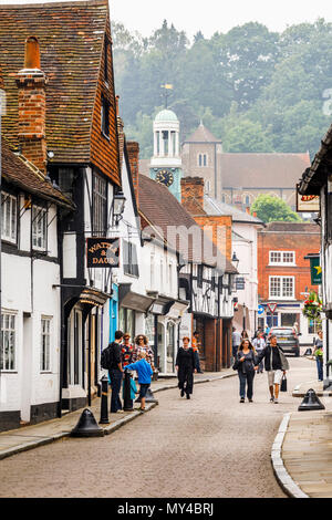 La rue de l'église avec de vieux bâtiments à colombages à Godalming, un petit marché de la ville historique près de Guildford, Surrey, Angleterre du Sud-Est, Royaume-Uni Banque D'Images