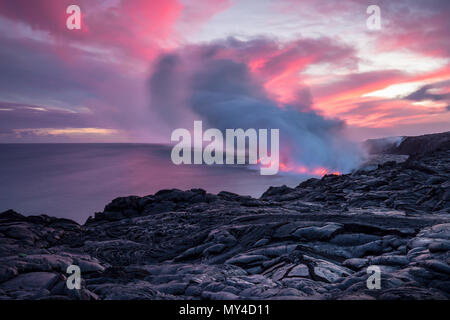 Coucher de soleil sur l'écoulement de lave active pour le volcan Kilauea sur l'île principale d'Hawaii Banque D'Images