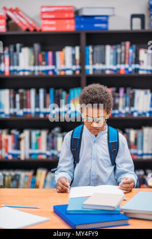African American businesswoman reading book in library Banque D'Images