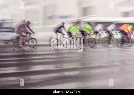 Coureurs sur route de la ville, jour de pluie, abstrait, flou. Pour l'arrière-plan avec copie espace Banque D'Images