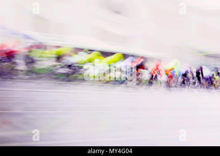 Des silhouettes colorées groupe coureurs sur route de la ville, le jour, l'abstrait, flou de mouvement, l'arrière-plan with copy space Banque D'Images