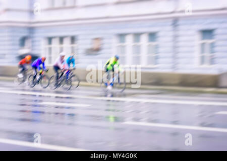 Silhouettes de groupe de jeunes cyclistes sur la route de la ville, jour, sport abstrait arrière-plan flou Banque D'Images