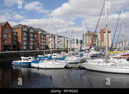 Port de plaisance de Swansea, quais de la vieille ville, logements au bord de l'eau du pays de Galles et bâtiments résidentiels de bateaux à quai Banque D'Images