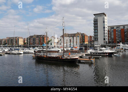 Port de plaisance de Swansea, quais de la vieille ville, logements en bord de mer de Swansea Wales au Royaume-Uni et bâtiments résidentiels de quai de bateaux à quai Banque D'Images