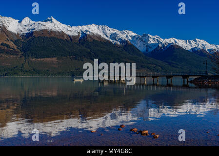 Reflet des montagnes de neige sur le lac Wakatipu, Glenorchy Banque D'Images