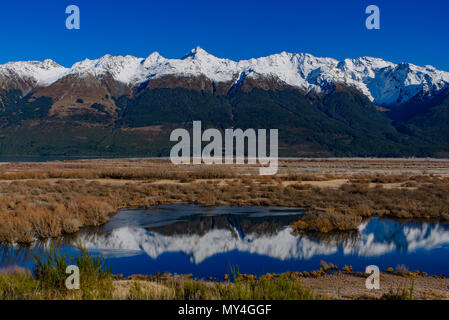 Reflet des montagnes de neige sur le lac Wakatipu, Glenorchy Banque D'Images