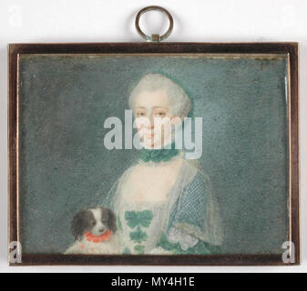 . Anglais : Portrait miniature sur vélin d'une dame allemande, probablement la Duchesse Auguste Elisabeth de Wurtemberg (*), assis, avec de la poudre de cheveux et une coiffure avec de petites plumes , portant un smerald garnis de dentelle robe et collier avec un diamant décorée stomacher avec des rubans et un châle en dentelle, un ruban-lié lit king-cavalier (1) à son tour. Elle est représentée devant un fond vert-bleu monochrome. Pinhas avait une grande faculté d'introspection et a réussi à rendre le tempérament et la dimension psychologique des gardiennes. Le portrait du petit chien est vraiment magnifique et particulier Banque D'Images