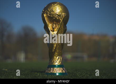 9 avril 2018 Moscou, Russie Trophée de la Coupe du Monde de la fifa sur l'herbe verte du terrain de football. Banque D'Images