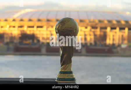 13 avril 2018, Moscou, Russie Trophée de la Coupe du Monde de football sur la toile de fond du stade Luzhniki de Moscou. Banque D'Images