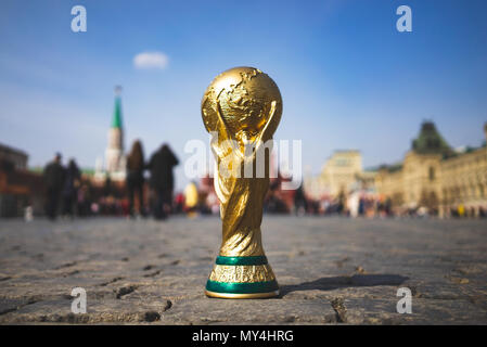 16 avril 2018 Moscou. La Russie Trophée de la Coupe du Monde de la FIFA sur la Place Rouge à Moscou. Banque D'Images