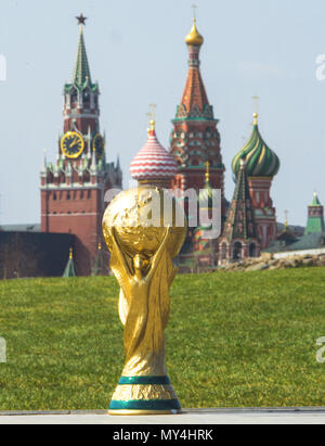 16 avril 2018 Moscou. La Russie Trophée de la Coupe du Monde de la FIFA sur la Place Rouge à Moscou. Banque D'Images