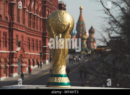 16 avril 2018 Moscou. La Russie Trophée de la Coupe du Monde de la FIFA sur la Place Rouge à Moscou. Banque D'Images