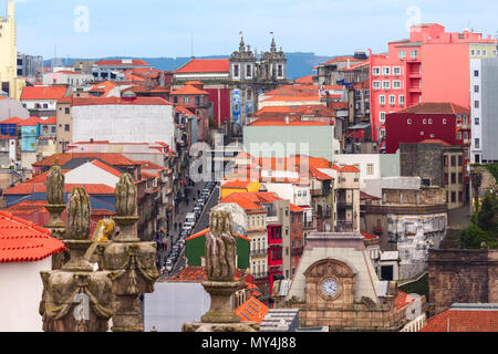 Fun maisons colorées de la vieille ville de Porto, Portugal Banque D'Images