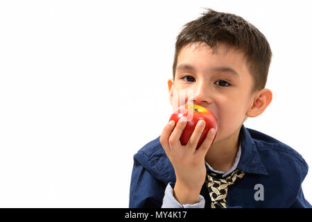 Portrait of cute boy eating apple Banque D'Images