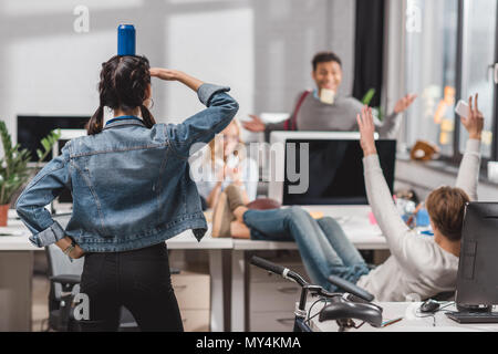 Les gens s'amuser à modren office Banque D'Images