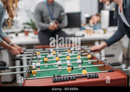 Portrait de personnes jouant au soccer sur table au bureau moderne Banque D'Images