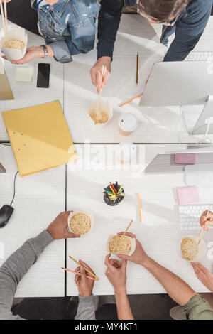 Vue du dessus de la main de la nourriture thaïe sur la table de travail au bureau moderne Banque D'Images