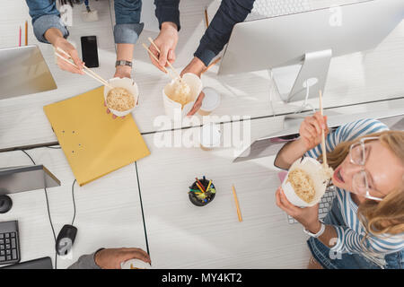 Vue du dessus de la main de la nourriture thaïe sur la table de travail au bureau moderne Banque D'Images