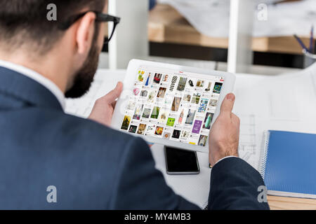 Businessman holding tablet avec page pinterest chargé Banque D'Images