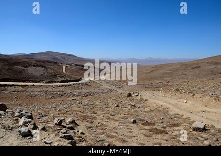 Appareils scientifiques par déserté et vide, dans un endroit sec et aride Deosai Plains Gilgit-Baltistan au Pakistan Banque D'Images