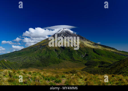 Le Mont Taranaki avec des nuages en journée ensoleillée, New Plymouth, Nouvelle-Zélande Banque D'Images