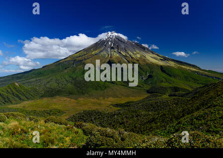 Le Mont Taranaki avec des nuages en journée ensoleillée, New Plymouth, Nouvelle-Zélande Banque D'Images